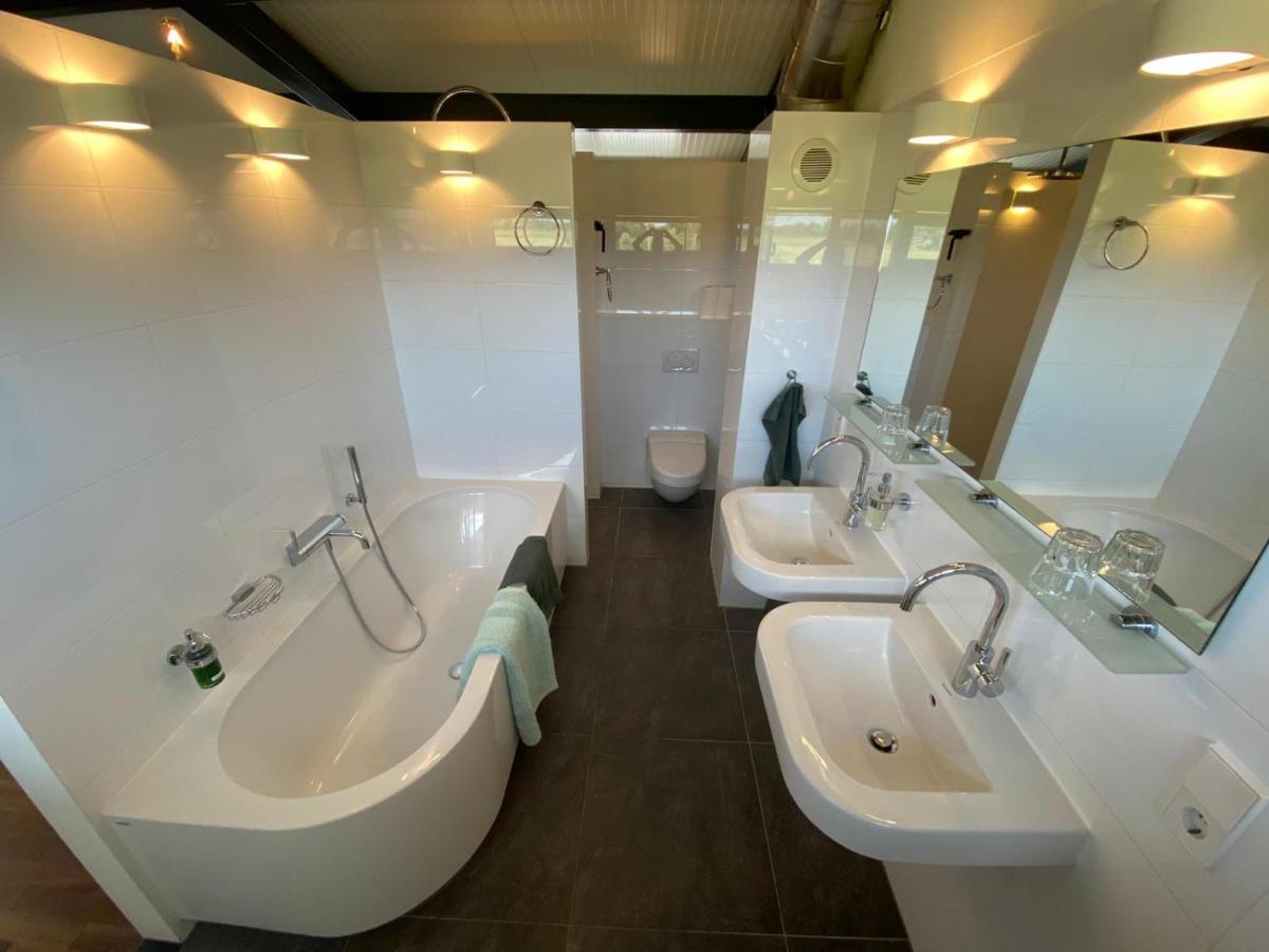 Hestar Husid, Het Luxe Paardenhuis Weesp Exterior foto